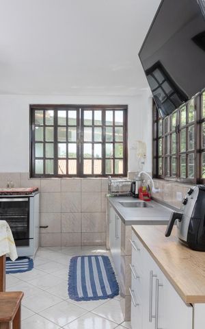 Casa à venda com 210m², 4 quartos e 5 vagas Casa à venda com 210m², 4 quartos e 5 vagasCozinha