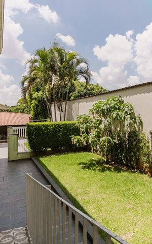 Casa à venda com 210m², 4 quartos e 5 vagas Casa à venda com 210m², 4 quartos e 5 vagasÁrea externa