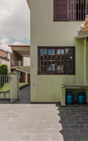 Casa à venda com 210m², 4 quartos e 5 vagas Casa à venda com 210m², 4 quartos e 5 vagasÁrea externa