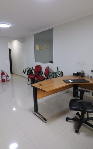 Casa à venda com 219m², 4 quartos e 4 vagasSala