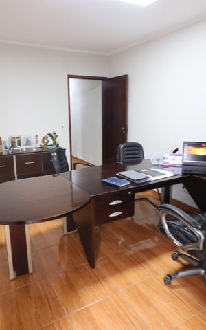 Casa à venda com 219m², 4 quartos e 4 vagasSuíte 1