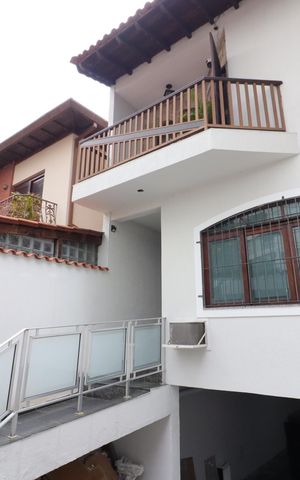 Casa à venda com 219m², 4 quartos e 4 vagasGaragem