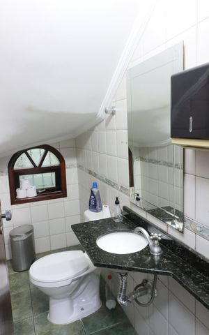 Casa à venda com 219m², 4 quartos e 4 vagasLavabo