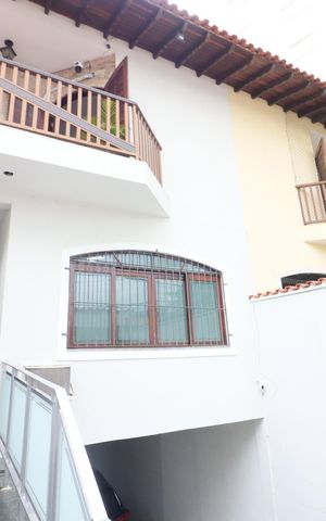 Casa à venda com 219m², 4 quartos e 4 vagasGaragem