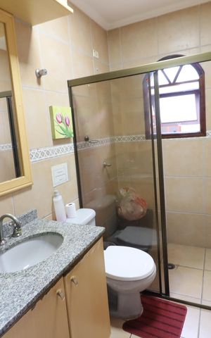 Casa à venda com 219m², 4 quartos e 4 vagasBanheiro 4