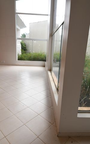 Casa de condomínio à venda com 431m², 4 quartos e 2 vagasSala