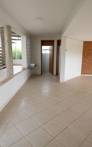 Casa de condomínio à venda com 431m², 4 quartos e 2 vagasSala