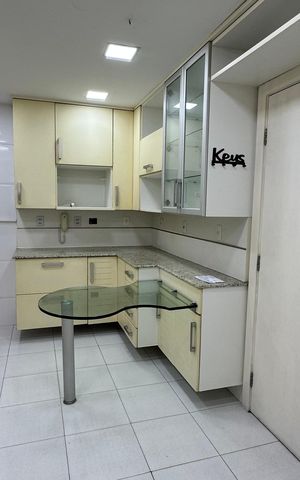 Apartamento à venda com 198m², 3 quartos e 3 vagas Apartamento à venda com 198m², 3 quartos e 3 vagasCozinha