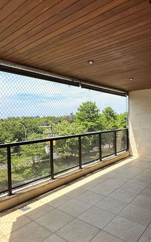 Apartamento à venda com 198m², 3 quartos e 3 vagas Apartamento à venda com 198m², 3 quartos e 3 vagasVaranda