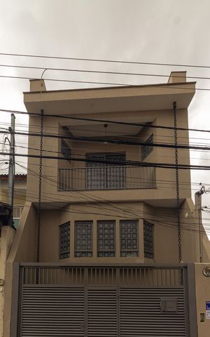 Casa para alugar com 270m², 4 quartos e 4 vagas Casa para alugar com 270m², 4 quartos e 4 vagasFachada