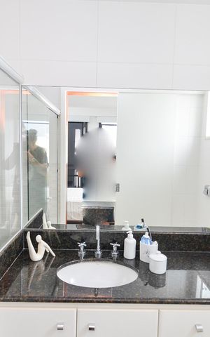 Apartamento à venda com 223m², 4 quartos e 2 vagas Apartamento à venda com 223m², 4 quartos e 2 vagasBanheiro da Suíte 1