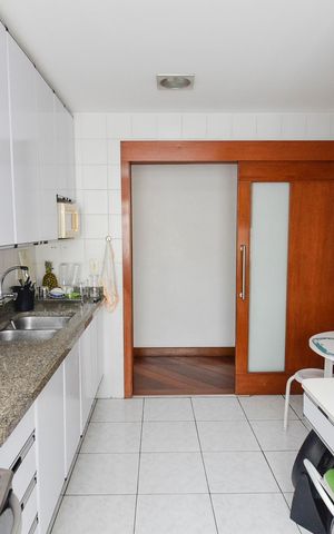 Apartamento à venda com 223m², 4 quartos e 2 vagas Apartamento à venda com 223m², 4 quartos e 2 vagasCozinha