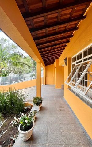 Casa à venda com 250m², 3 quartos e 3 vagas Casa à venda com 250m², 3 quartos e 3 vagasFachada