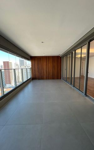 Apartamento à venda com 160m², 3 quartos e 3 vagas Apartamento à venda com 160m², 3 quartos e 3 vagasVaranda
