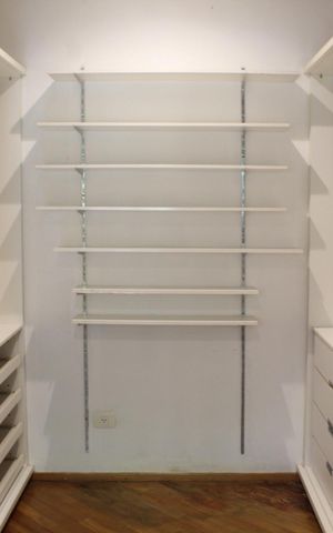Casa de condomínio para alugar com 750m², 3 quartos e 5 vagas Casa de condomínio para alugar com 750m², 3 quartos e 5 vagasCloset