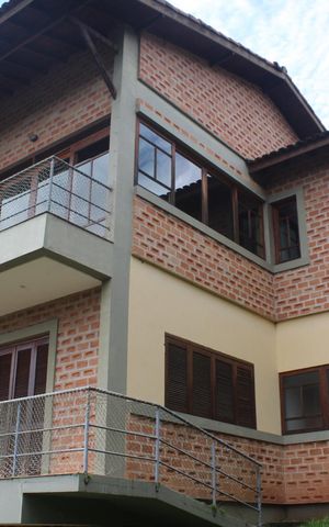 Casa de condomínio para alugar com 750m², 3 quartos e 5 vagas Casa de condomínio para alugar com 750m², 3 quartos e 5 vagasFachada