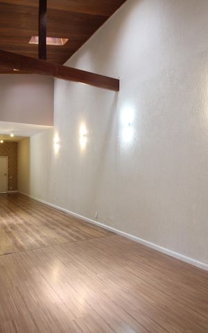 Casa de condomínio para alugar com 360m², 4 quartos e 3 vagasSala
