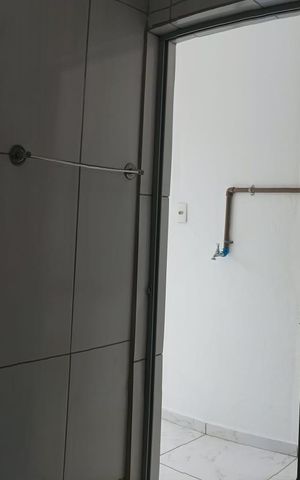 Casa para alugar com 58m², 2 quartos e 1 vaga Casa para alugar com 58m², 2 quartos e 1 vagaBanheiro