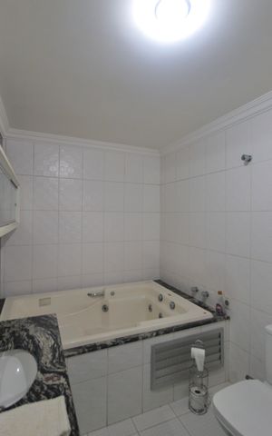 Casa à venda com 415m², 5 quartos e 4 vagasBanheiro da Suite 1
