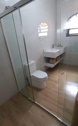 Casa à venda com 156m², 3 quartos e 2 vagas Casa à venda com 156m², 3 quartos e 2 vagasBanheiro
