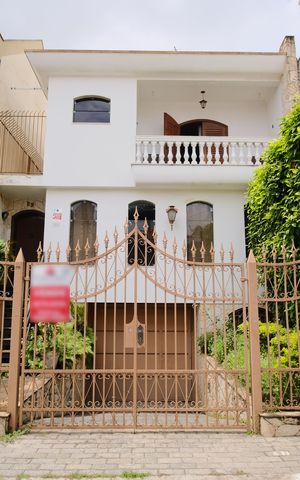 Casa à venda com 290m², 4 quartos e 4 vagasFachada