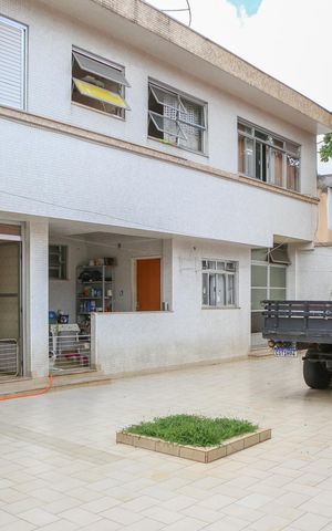 Casa à venda com 500m², 5 quartos e 2 vagas Casa à venda com 500m², 5 quartos e 2 vagasQuintal e Casa do Fundo