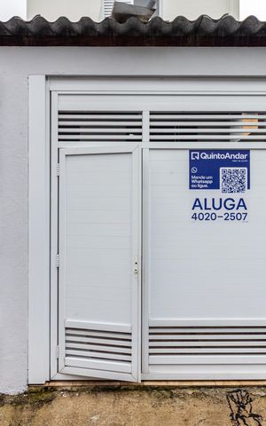 Casa à venda com 200m², 5 quartos e 1 vaga Casa à venda com 200m², 5 quartos e 1 vagaFachada