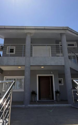 Casa à venda com 468m², 4 quartos e 7 vagas Casa à venda com 468m², 4 quartos e 7 vagasFachada