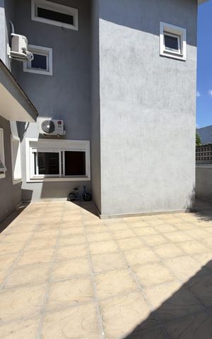 Casa à venda com 468m², 4 quartos e 7 vagas Casa à venda com 468m², 4 quartos e 7 vagasÁrea externa