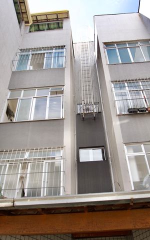 Apartamento à venda com 140m², 4 quartos e 1 vaga Apartamento à venda com 140m², 4 quartos e 1 vagaFachada do Bloco