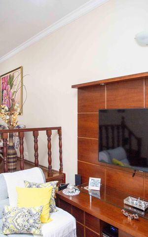 Casa à venda com 130m², 3 quartos e 2 vagasSala de TV