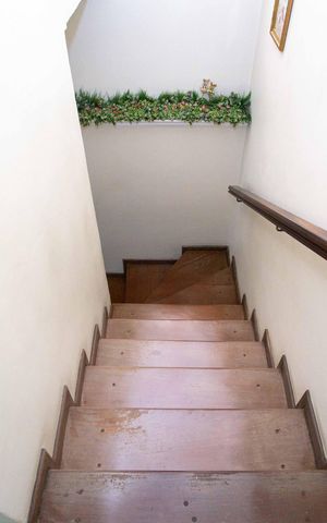 Casa à venda com 130m², 3 quartos e 2 vagasEscada