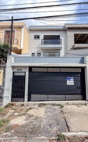 Casa à venda com 204m², 3 quartos e 4 vagas Casa à venda com 204m², 3 quartos e 4 vagasFachada com Plaquinha