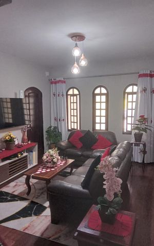 Casa à venda com 169m², 3 quartos e 2 vagas Casa à venda com 169m², 3 quartos e 2 vagasSala