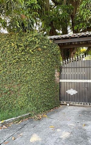 Casa à venda com 1316m², 7 quartos e 26 vagas Casa à venda com 1316m², 7 quartos e 26 vagasFachada