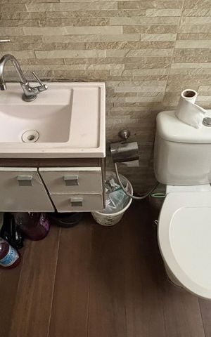 Casa à venda com 152m², 3 quartos e 2 vagas Casa à venda com 152m², 3 quartos e 2 vagasBanheiro