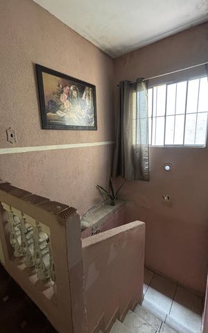 Casa à venda com 152m², 3 quartos e 2 vagas Casa à venda com 152m², 3 quartos e 2 vagasEscada