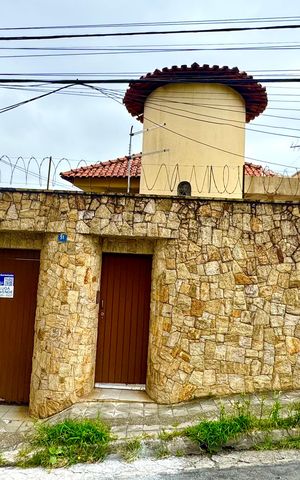 Casa à venda com 148m², 7 quartos e 2 vagasPlaca instalada na fachada do imóvel