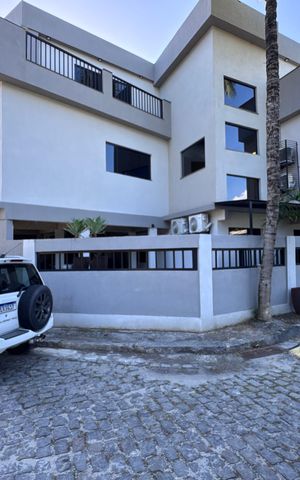 Casa de condomínio à venda com 300m², 4 quartos e 2 vagas Casa de condomínio à venda com 300m², 4 quartos e 2 vagasFachada