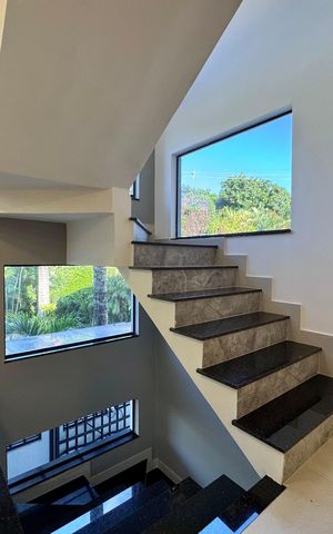Casa de condomínio à venda com 300m², 4 quartos e 2 vagas Casa de condomínio à venda com 300m², 4 quartos e 2 vagasSala