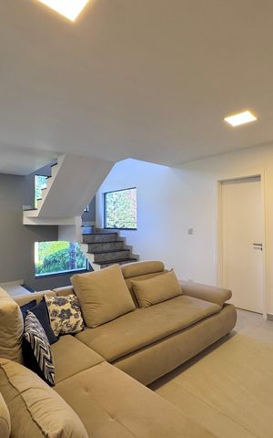 Casa de condomínio à venda com 300m², 4 quartos e 2 vagas Casa de condomínio à venda com 300m², 4 quartos e 2 vagasSala