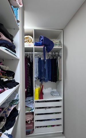 Casa de condomínio à venda com 300m², 4 quartos e 2 vagas Casa de condomínio à venda com 300m², 4 quartos e 2 vagasSuíte 1 - Closet