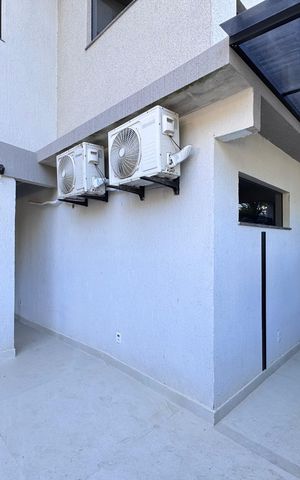 Casa de condomínio à venda com 300m², 4 quartos e 2 vagas Casa de condomínio à venda com 300m², 4 quartos e 2 vagasÁrea externa