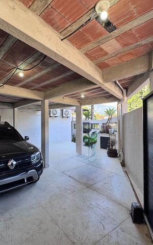 Casa de condomínio à venda com 300m², 4 quartos e 2 vagas Casa de condomínio à venda com 300m², 4 quartos e 2 vagasÁrea externa