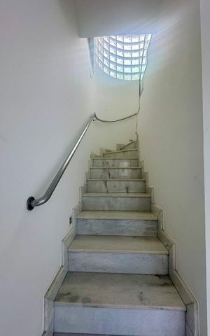 Apartamento à venda com 242m², 5 quartos e 4 vagas Apartamento à venda com 242m², 5 quartos e 4 vagasEscadas