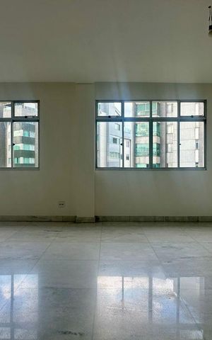 Apartamento à venda com 242m², 5 quartos e 4 vagas Apartamento à venda com 242m², 5 quartos e 4 vagasSala