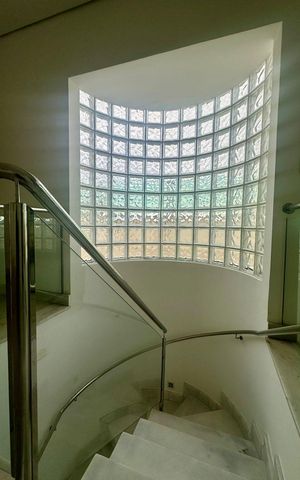 Apartamento à venda com 242m², 5 quartos e 4 vagas Apartamento à venda com 242m², 5 quartos e 4 vagasEscadas
