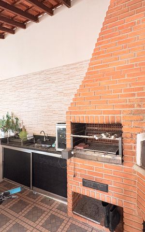 Casa à venda com 248m², 3 quartos e 3 vagasQuintal com Churrasqueira