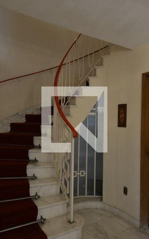 Casa à venda com 412m², 3 quartos e 4 vagas Casa à venda com 412m², 3 quartos e 4 vagasEscada