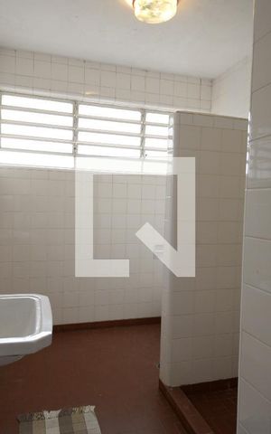 Casa à venda com 412m², 3 quartos e 4 vagas Casa à venda com 412m², 3 quartos e 4 vagasBanheiro de Serviço